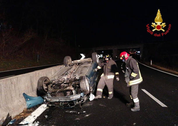 Schianto nella notte sulla superstrada a Besozzo