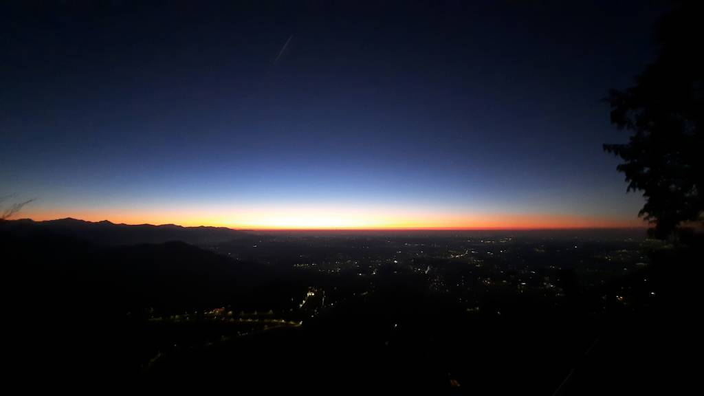 8.01, il sole nel caffè all\'alba del Forte di Orino