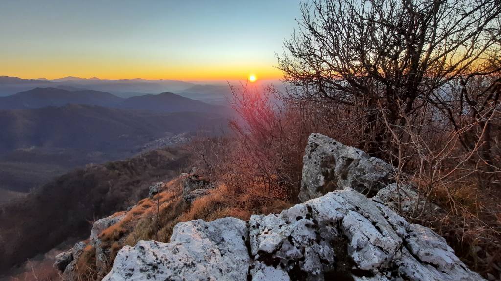 8.01, il sole nel caffè all\'alba del Forte di Orino