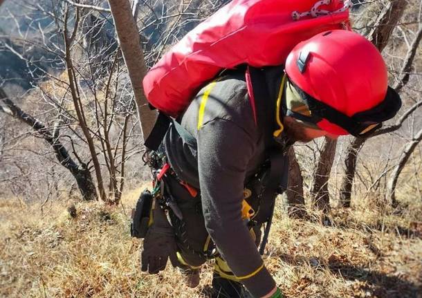 Il recupero della salma nel burrone nel Lecchese