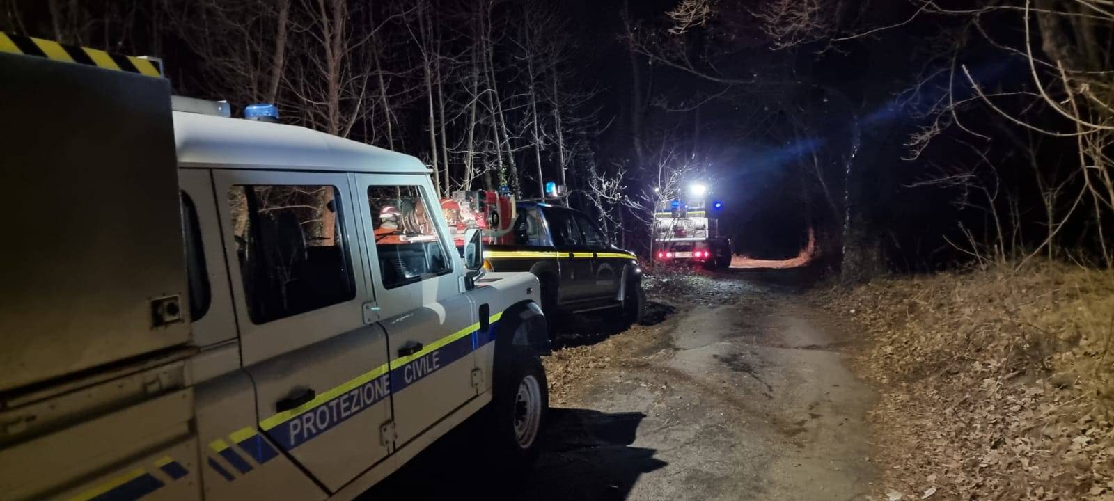 Le operazioni per spegnere l\'incendio a Marchirolo