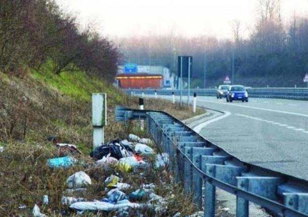 Le spectacle indécent des déchets le long de l’autoroute vers l’aéroport de Malpensa