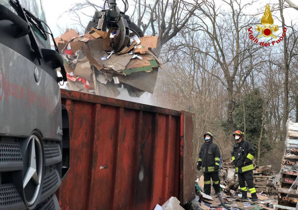 Incendio alla piattaforma ecologica di Laveno Mombello 