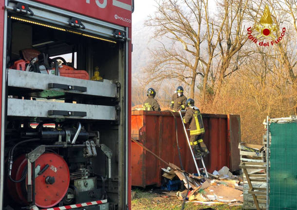 Incendio alla discarica di Laveno Mombello