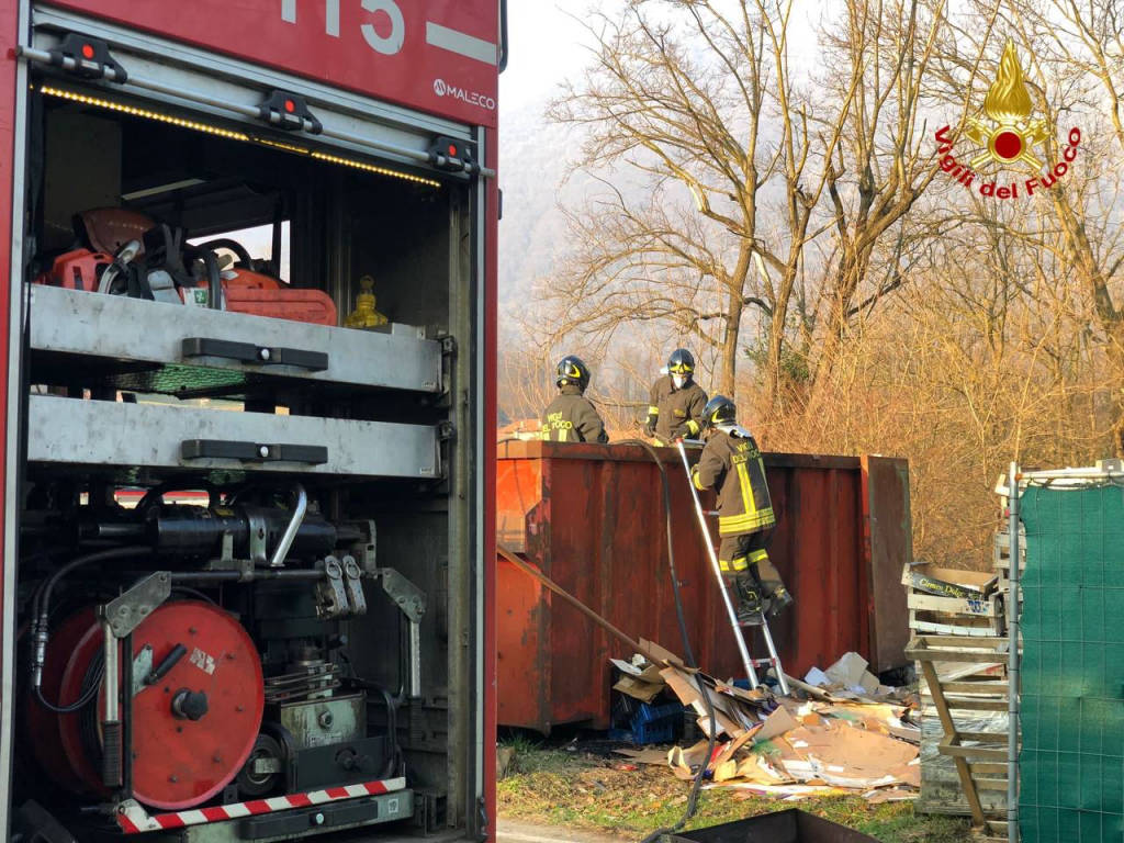 Incendio alla piattaforma ecologica di Laveno Mombello 