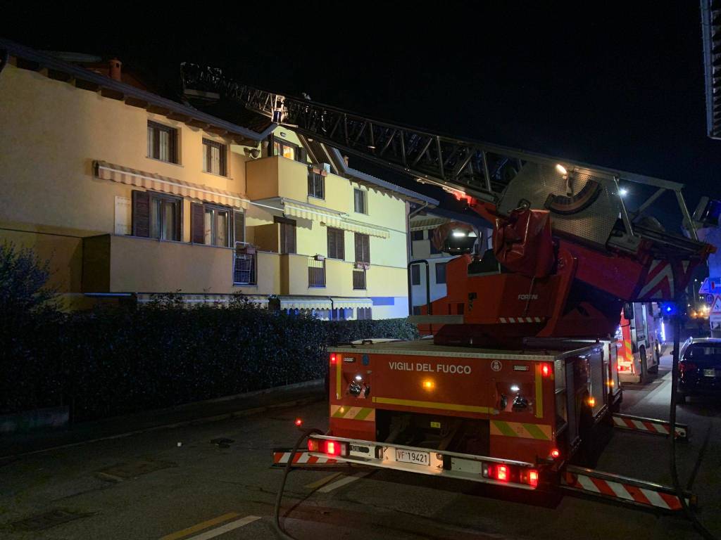 incendio cardano al campo vigili del fuoco notte