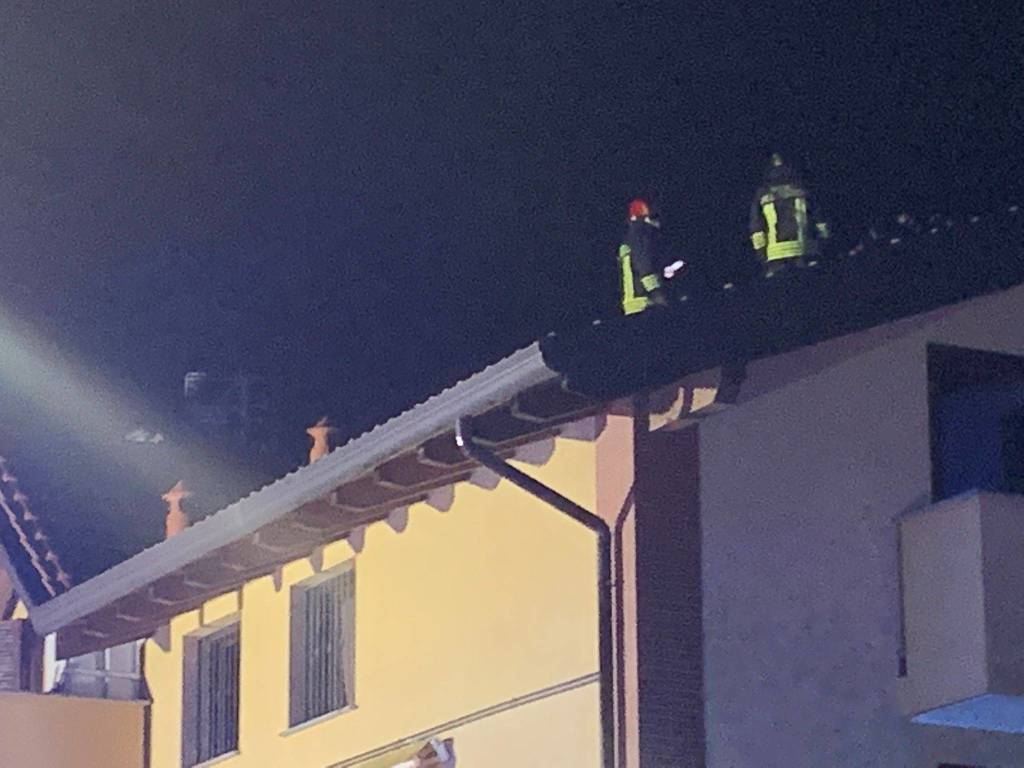 incendio cardano al campo vigili del fuoco notte