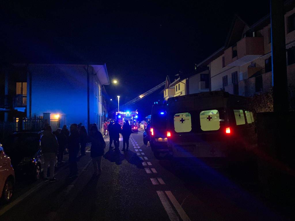 incendio cardano al campo vigili del fuoco notte