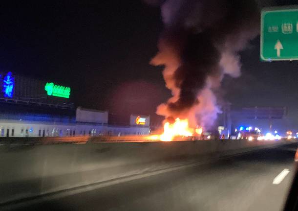 Incendio di un pullman in autostrada A8