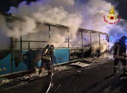 Incendio di un pullman in autostrada A8