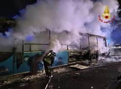 Incendio di un pullman in autostrada A8