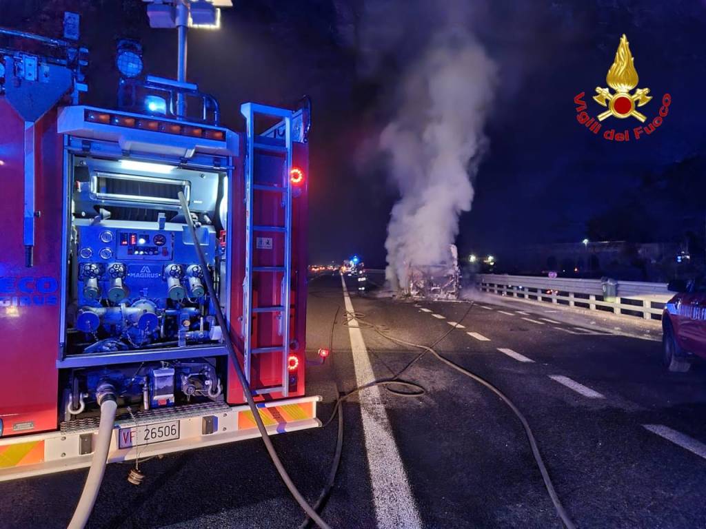 Incendio di un pullman in autostrada A8