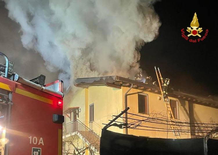Incendio tetto a Ispra in via Baragiola