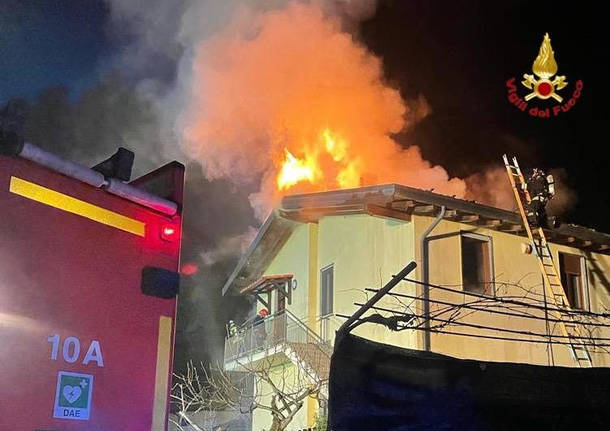 Incendio tetto a Ispra in via Baragiola