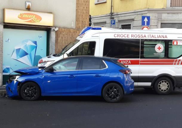 Ambulanza della Croce Rossa di Legnano coinvolta in un incidente a San Vittore Olona