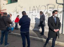 Nella sede del Pd di Varese si cancellano le scritte naziste