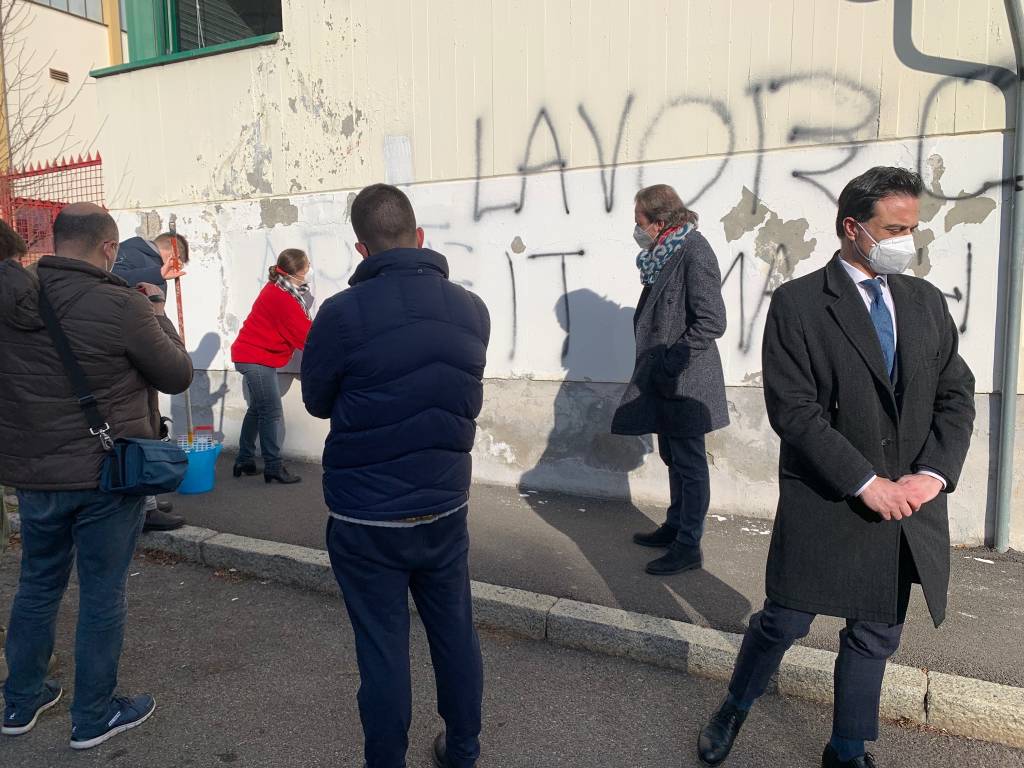 Nella sede del Pd di Varese si cancellano le scritte naziste