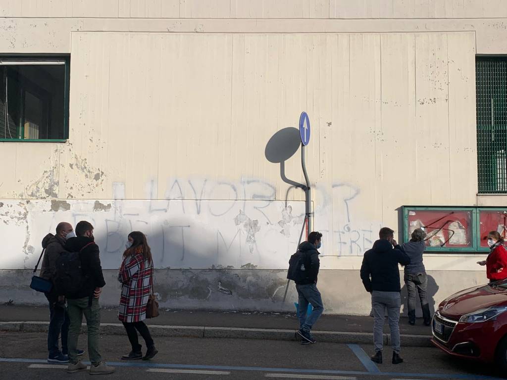Nella sede del Pd di Varese si cancellano le scritte naziste