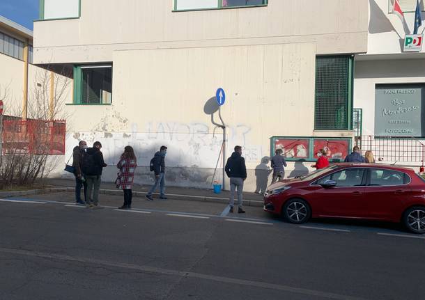 I democratici cancellano le scritte naziste dai muri della sede  del PD