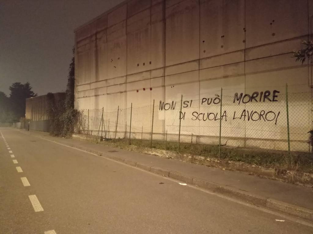 "Non si deve morire di scuola-lavoro". Saronno tappezzata di messaggi anarchici