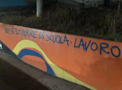 "Non si deve morire di scuola-lavoro". Saronno tappezzata di messaggi anarchici