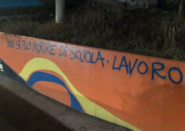 "Non si deve morire di scuola-lavoro". Saronno tappezzata di messaggi anarchici