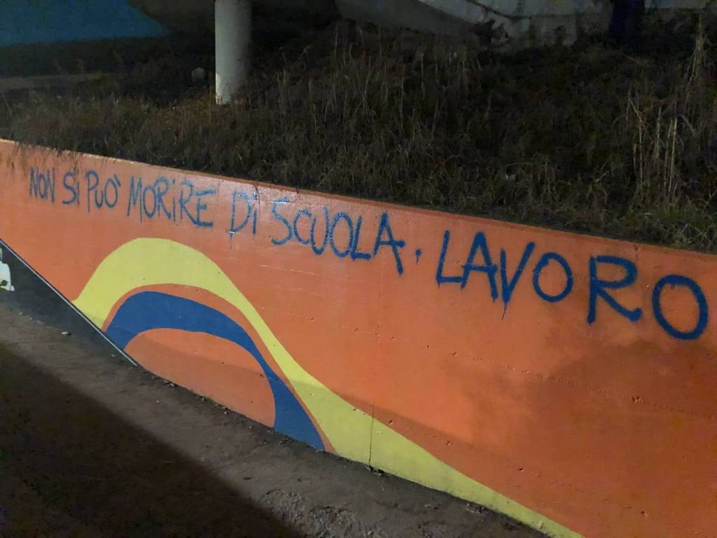 "Non si deve morire di scuola-lavoro". Saronno tappezzata di messaggi anarchici