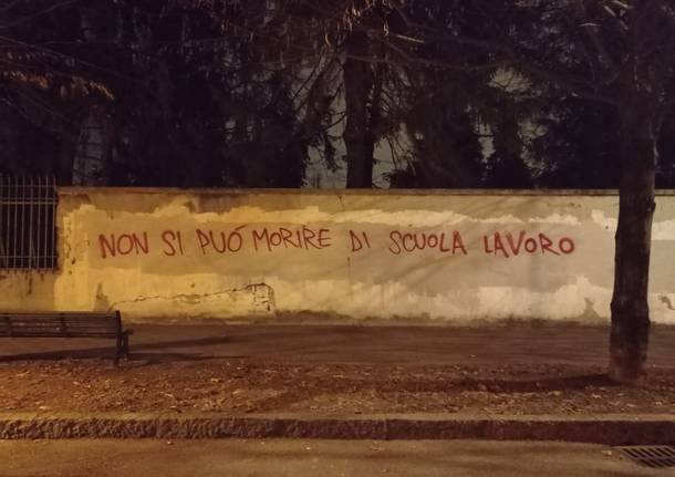 “Non si deve morire di scuola-lavoro”. Saronno tappezzata di messaggi anarchici