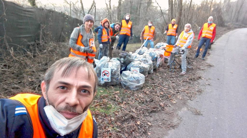 Raccolta dei rifiuti in via Friuli a Varese