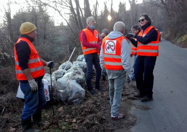 Raccolta dei rifiuti in via Friuli a Varese