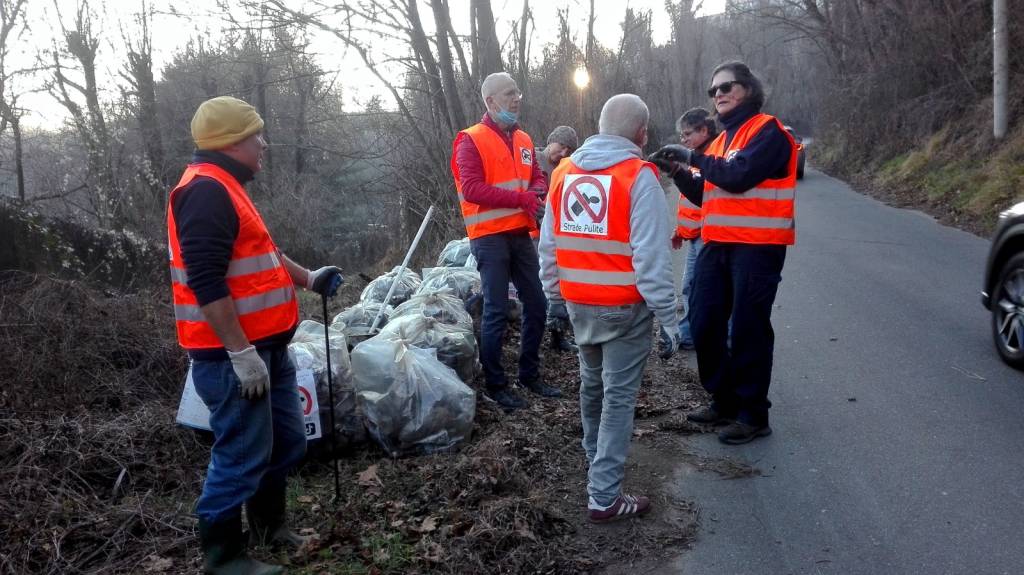 Raccolta dei rifiuti in via Friuli a Varese
