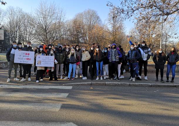 sciopero studenti per la riapertura delle scuole in presenza 