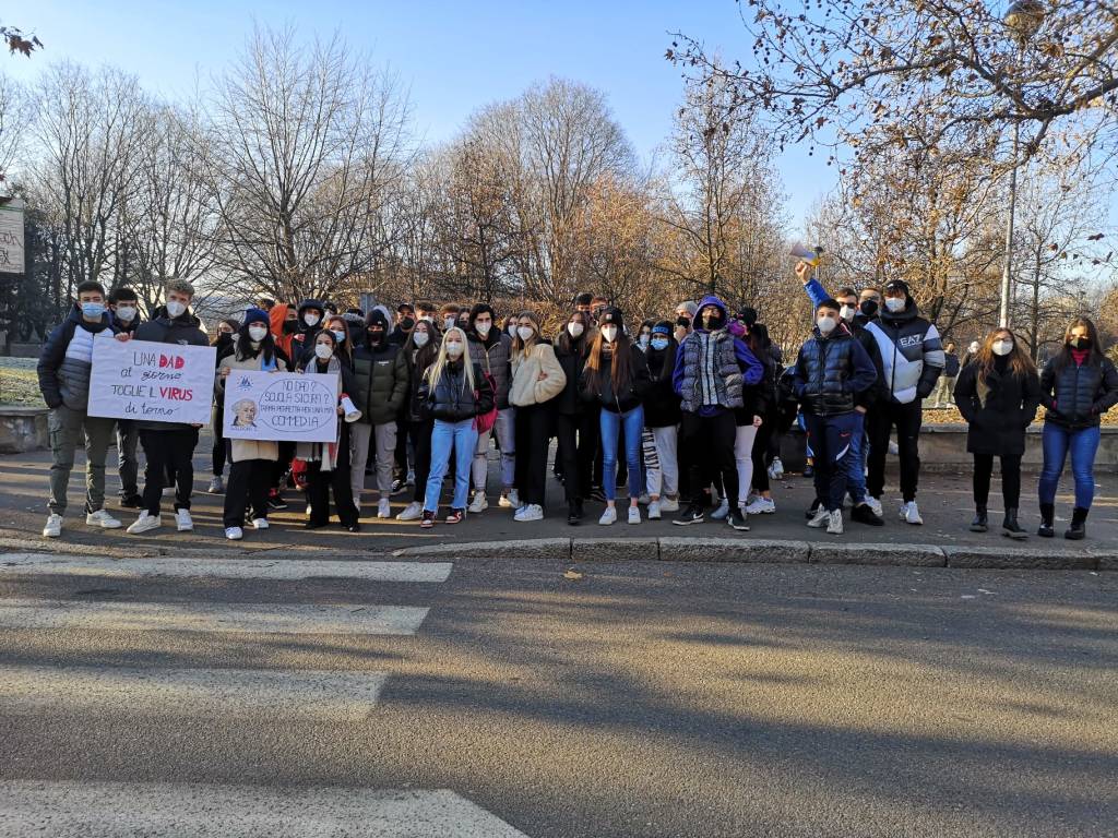 sciopero studenti per la riapertura delle scuole in presenza 