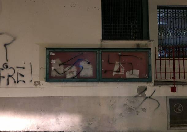 Scritte fasciste sul muro della sede del Partito Democratico di Varese 