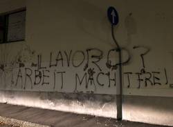 Scritte fasciste sul muro della sede del Partito Democratico di Varese 