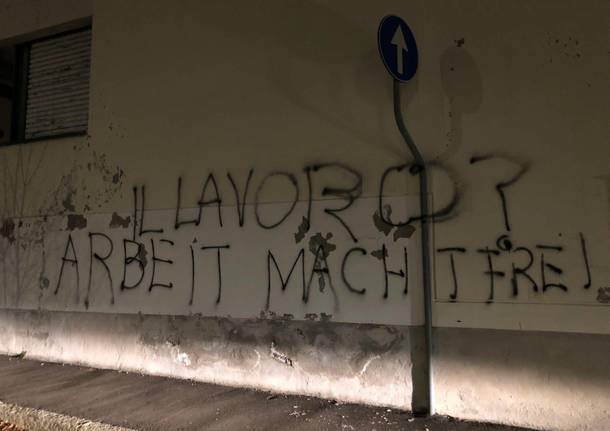 Scritte fasciste sul muro della sede del Partito Democratico di Varese 