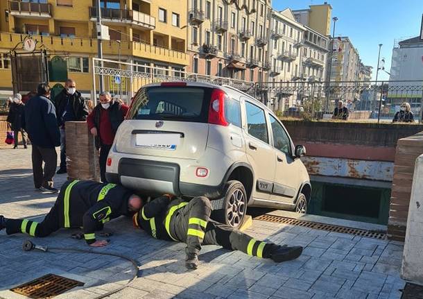 Una Panda fa le scale al parcheggio delle Corti