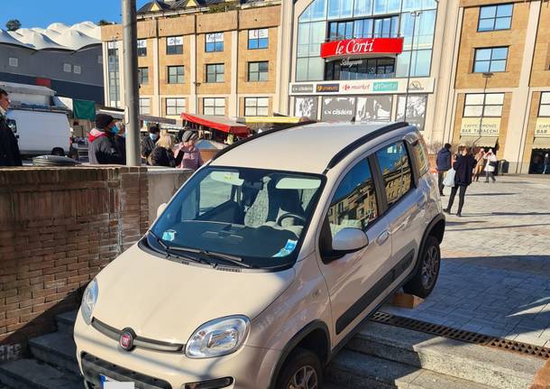 Una Panda fa le scale al parcheggio delle Corti