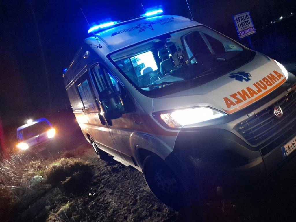 Auto ribaltata in un campo a Nerviano 