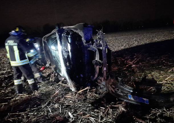 Auto ribaltata in un campo a Nerviano 