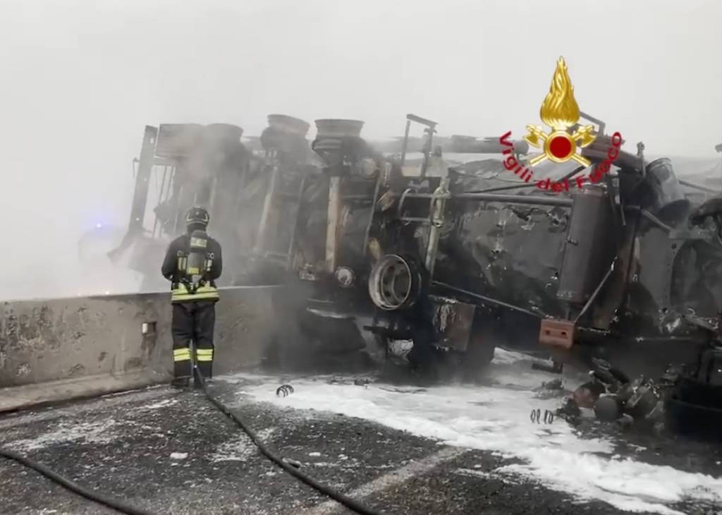 Autocisterna in fiamme sulla A1 a Lodi