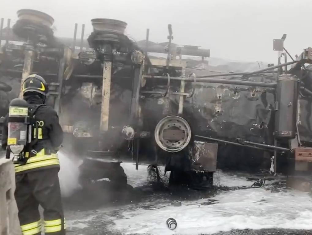 Autocisterna in fiamme sulla A1 a Lodi