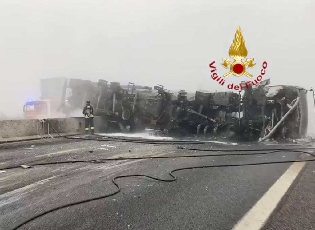 Autocisterna in fiamme sulla A1 a Lodi