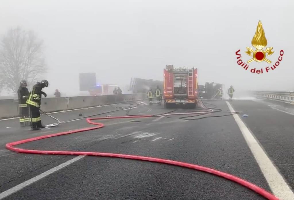 Autocisterna in fiamme sulla A1 a Lodi