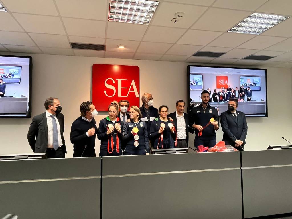 bandiera olimpica di Pechino Milano Malpensa