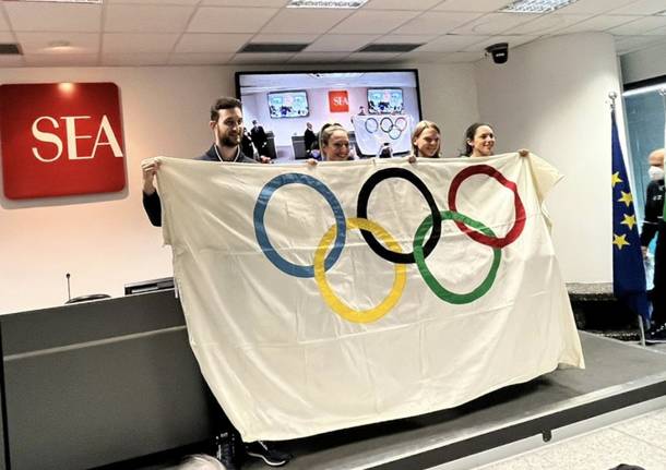 bandiera olimpica di Pechino Milano Malpensa