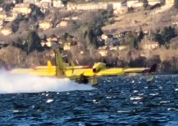 Canadair in azione sul lago di Varese per l’incendio di Malnate