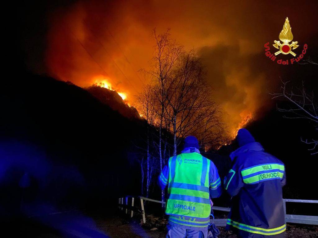 L\'incendio del Gambarogno monitorato dai Vigili del Fuoco italiani