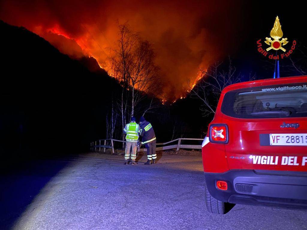 L\'incendio del Gambarogno monitorato dai Vigili del Fuoco italiani