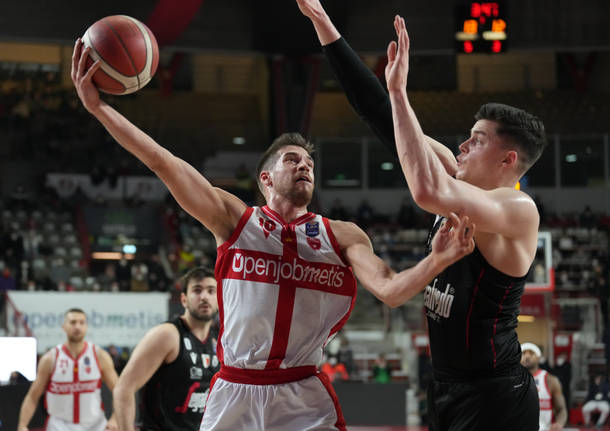 Baske, Openjobmetis - Virtus Bologna 80-81